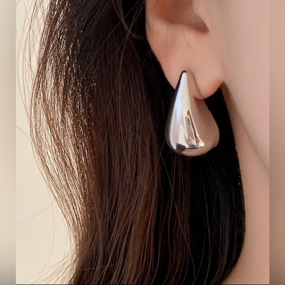 Silver TEARDROP Pierce Stud Earrings (New!)